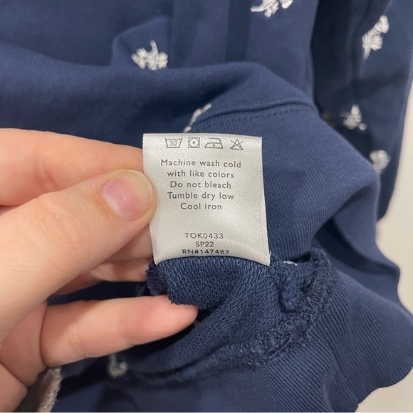 Draper James Bobbie V-Neck Sweater in Navy Embroidered Small Cotton - Picture 6 of 7